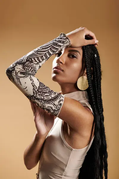 La jeune femme séduit par son style saisissant et ses détails artistiques dans une pose élégante. — Photo de stock