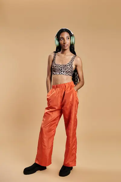A beautifully dressed young woman stands poised, exuding confidence and style with her accessories. — Stock Photo