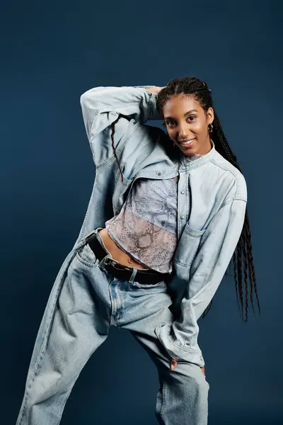 Una mujer joven muestra su sentido de la moda mientras posa con estilo en un atuendo casual pero elegante. - foto de stock