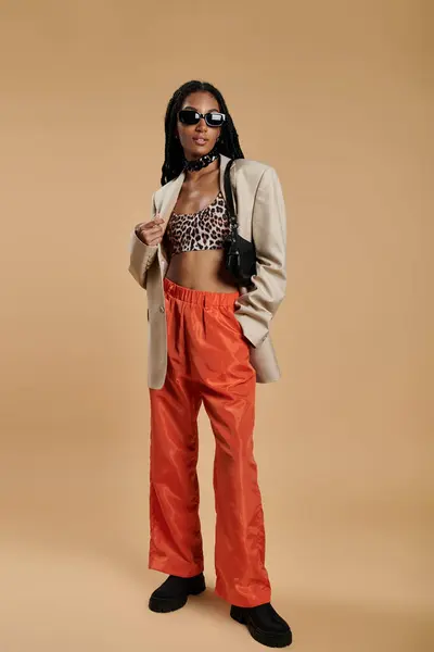 Una joven confiada combina estilo chic y audacia con su ropa vibrante y accesorios. - foto de stock