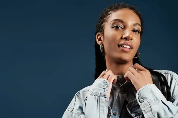 Uma mulher bonita mostra seu estilo moderno com um sorriso encantador e roupa elegante. — Fotografia de Stock