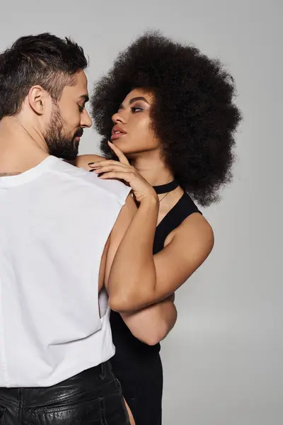 A couple shares an intimate moment, showcasing their chemistry and connection in a modern backdrop. — Stock Photo