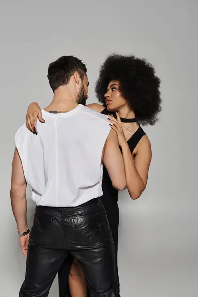 Um casal se envolve em um abraço concurso, mostrando intimidade e moda com elegância e fascínio. — Fotografia de Stock