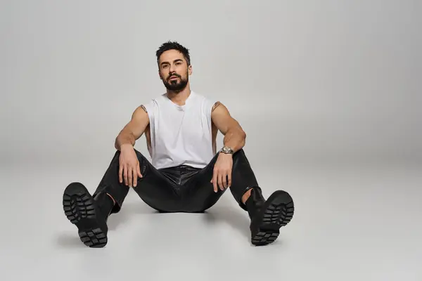 Bello uomo in posa in abiti alla moda. — Foto stock