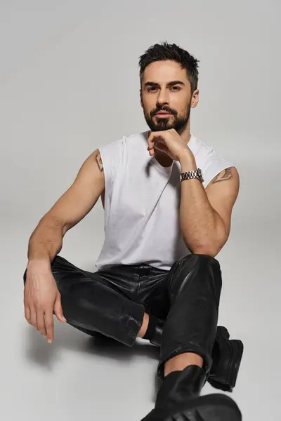Good looking man posing in fashionable attire. — Stock Photo