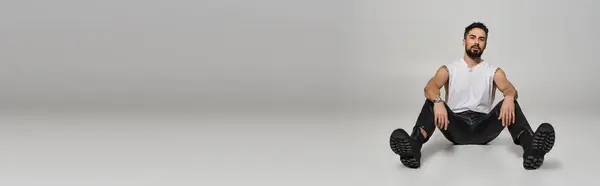 Homem atraente posando em trajes de moda. — Fotografia de Stock
