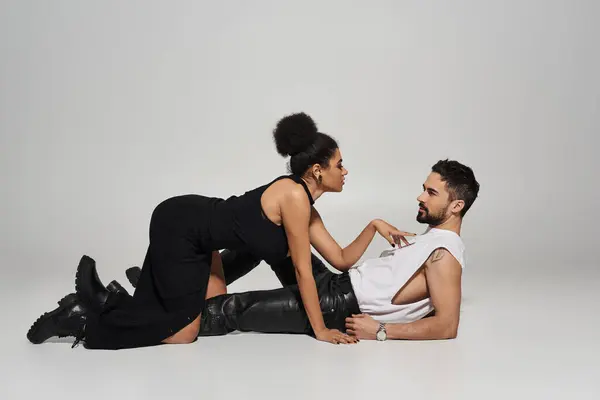 Um casal abraça-se intimamente, mostrando amor e atração em um ambiente minimalista. — Fotografia de Stock