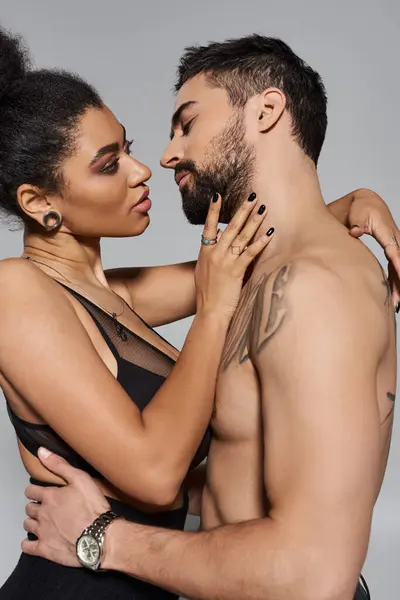 A loving couple gazes deeply into each others eyes, radiating passion and connection. — Stock Photo