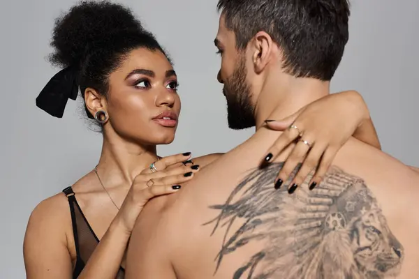 A couple shares a nurturing gaze, highlighting their deep bond and affectionate energy. — Stock Photo