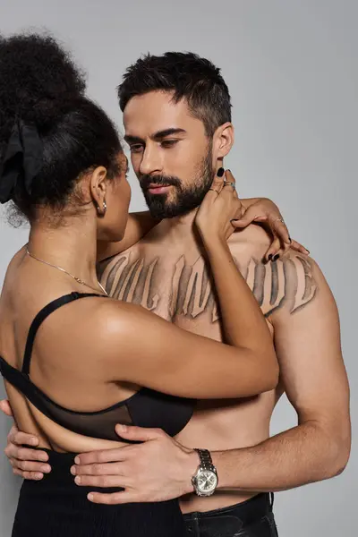 Una coppia si abbraccia da vicino, condividendo un momento tenero e appassionato, pieno di amore e intimità. — Foto stock