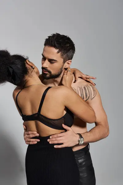 A passionate couple shares a tender moment, showcasing their deep bond and affection. — Stock Photo