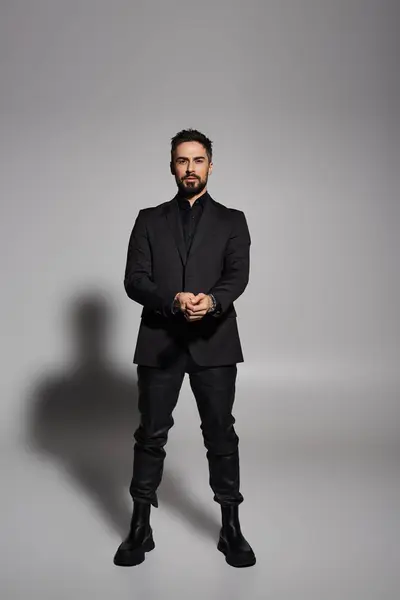 Hombre guapo posando en traje elegante . - foto de stock