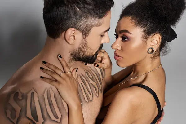 A devoted couple shares an intimate moment, lost in each others eyes with deep affection. — Stock Photo