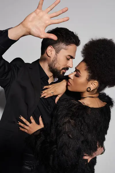Um casal compartilha um momento íntimo, perdido no olhar um do outro, cercado por elegância suave. — Fotografia de Stock
