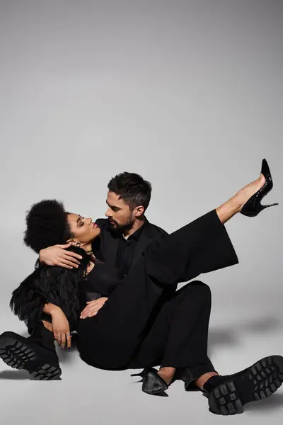 A couple expresses their affection while seated together, showcasing elegance and intimacy. — Stock Photo