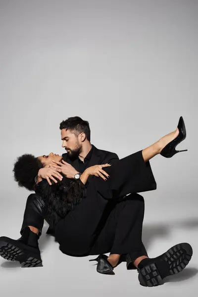 A couple shares an intimate embrace, exuding romance and elegance with fashion forward outfits. — Stock Photo