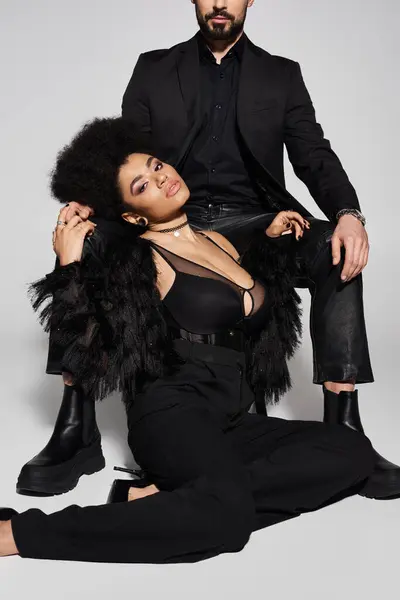 A stylish couple exudes elegance and confidence in a captivating pose. — Stock Photo