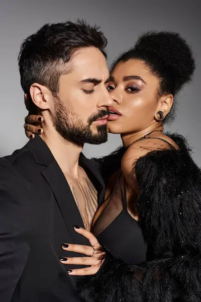 A loving couple shares an intimate moment, lost in each other gaze, radiating passion and warmth. — Stock Photo