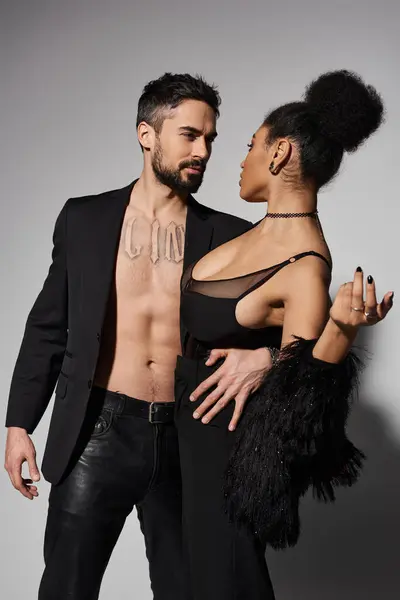 A glamorous couple shares a sensual moment, showcasing confidence and connection. — Stock Photo