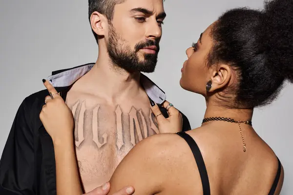 Una pareja cariñosa comparte una profunda mirada afectuosa, reflejando su fuerte vínculo. — Stock Photo