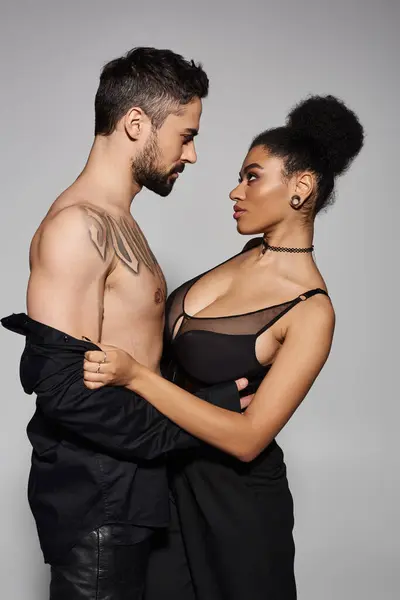 A couple shares a tender moment, gazing deeply into each others eyes with love and desire. — Stock Photo