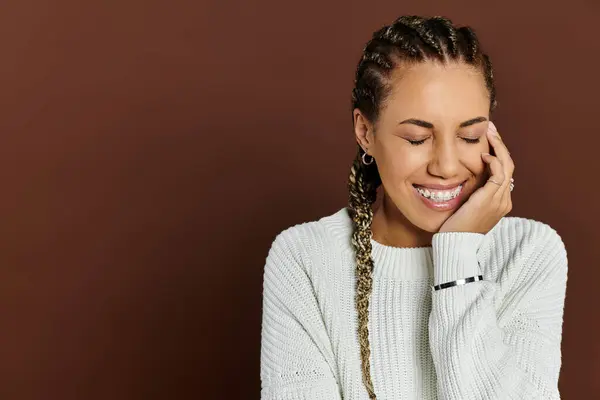 Uma jovem mulher irradia felicidade em trajes de outono elegantes, abraçando a beleza da temporada. — Stock Photo