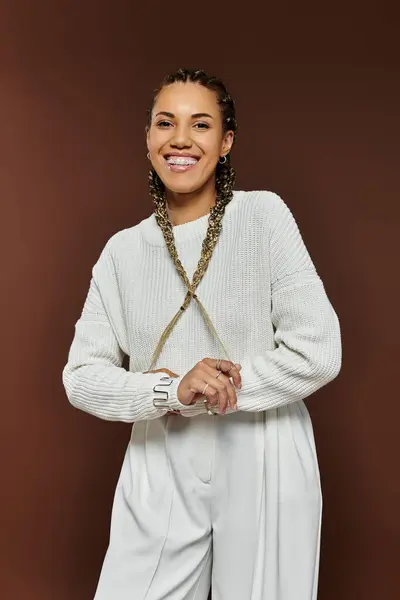 Una giovane donna allegra in accoglienti travi di abbigliamento autunno con gioia, irradiando calore e stile. — Foto stock