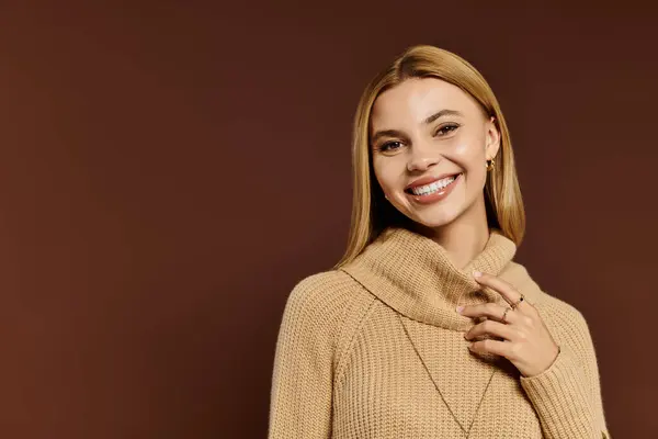 A cheerful woman in stylish autumn attire beams with joy, radiating warmth. — Stock Photo