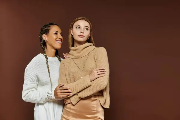 A beautiful young couple showcases their autumn outfits, radiating warmth and joy together. — Stock Photo