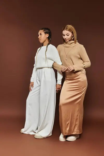 A beautiful lesbian couple enjoys a moment together, showcasing their trendy autumn outfits. — Stock Photo