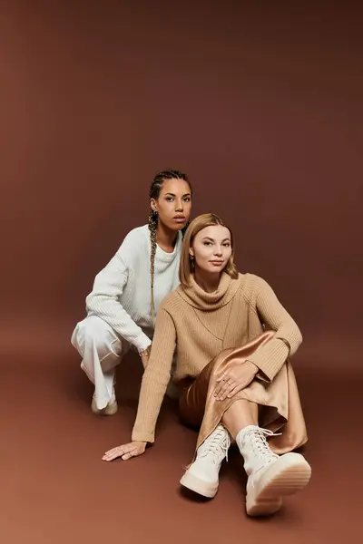 Two young women embrace the autumn season in stylish outfits while enjoying each other. — Stock Photo
