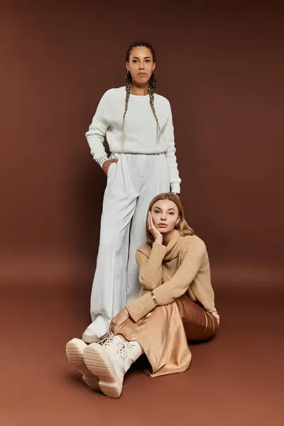 Um jovem casal em trajes de outono elegante compartilha um momento de conexão em um ambiente acolhedor. — Fotografia de Stock