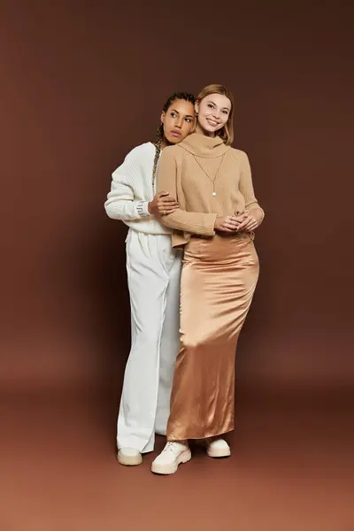 A young couple joyfully displays their love in fashionable autumn outfits, radiating warmth. — Stock Photo