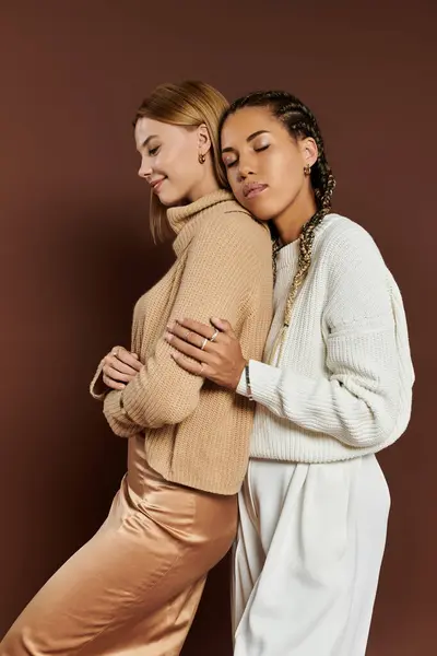 Красивая пара в стильных осенних нарядах наслаждается интимным моментом вместе в помещении. — стоковое фото