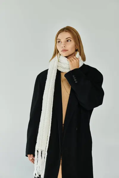 Attraktive Frau in eleganter warmer Kleidung posiert aktiv. — Stockfoto