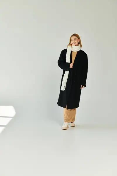 Sophisticated woman in elegant warm attire posing actively. — Stock Photo