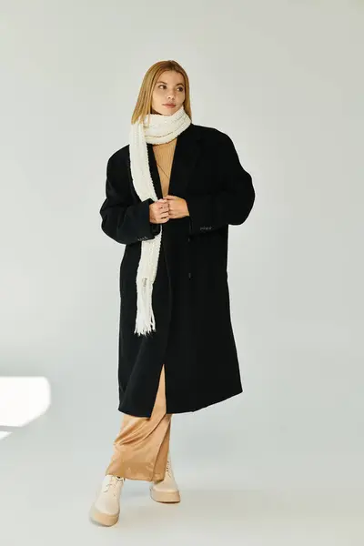 Chic woman in elegant warm attire posing actively. — Stock Photo