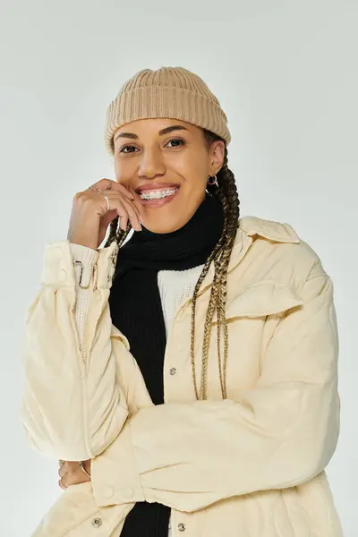 Positive junge Frau in modischer Herbstkleidung posiert aktiv. — Stockfoto