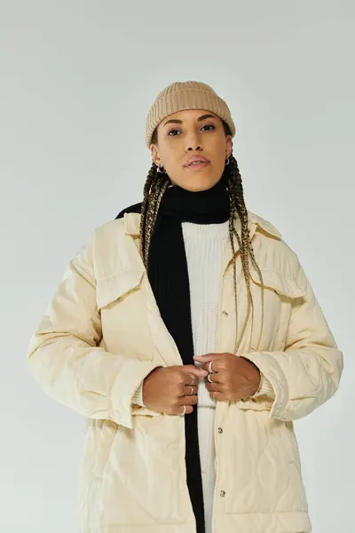 Debonair young woman in fashionable autumn attire posing actively. — Stock Photo