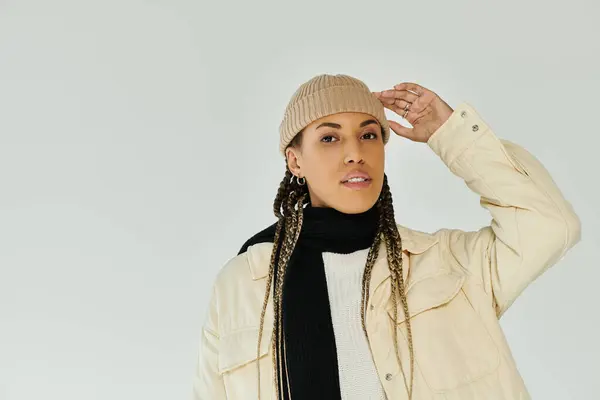 Joven mujer afroamericana en otoño elegante atuendo sobre fondo blanco. - foto de stock