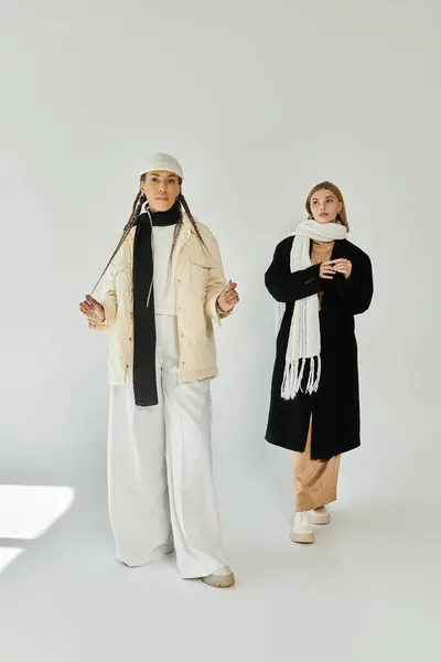 Two stylish individuals showcase their autumn looks, exuding joy and companionship together. — Stock Photo