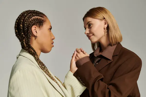 Ein schönes Paar umarmt sich innig, eingetaucht in die Freude des gemeinsamen Herbstes. — Stockfoto