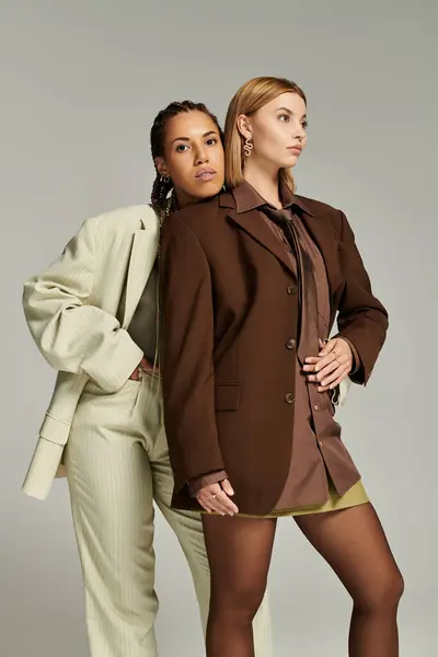 A young couple embraces warmly, dressed in fashionable autumn attire, radiating love and style. — Stock Photo