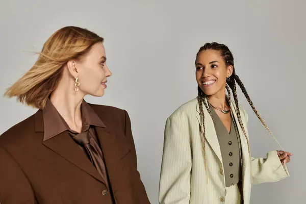 A young couple shares laughter and joy while dressed stylishly in autumn fashion. — Stock Photo