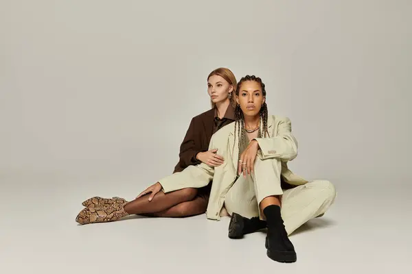A young couple dressed in trendy autumn attire, sharing a moment of closeness and style. — Stock Photo