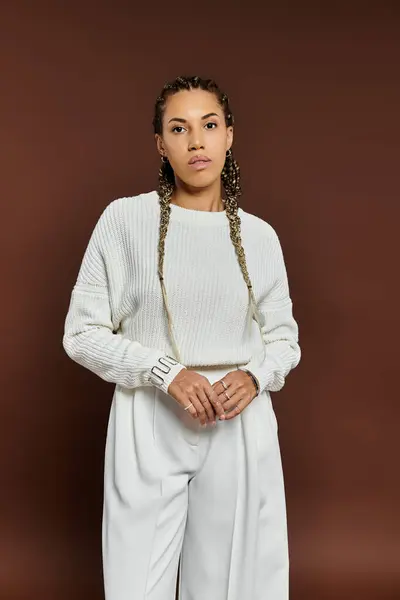 A stylish young woman poses in a cozy autumn ensemble, showcasing her fashionable flair. — Stock Photo
