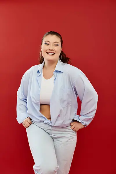 A beauty radiates confidence and joy, showcasing bold makeup and a stylish ensemble while standing proudly. — Stock Photo