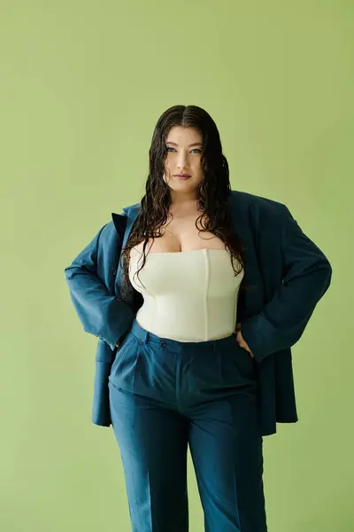 Una joven confiada en un traje chic exuda elegancia con su pelo rizado, mostrando su belleza única. - foto de stock