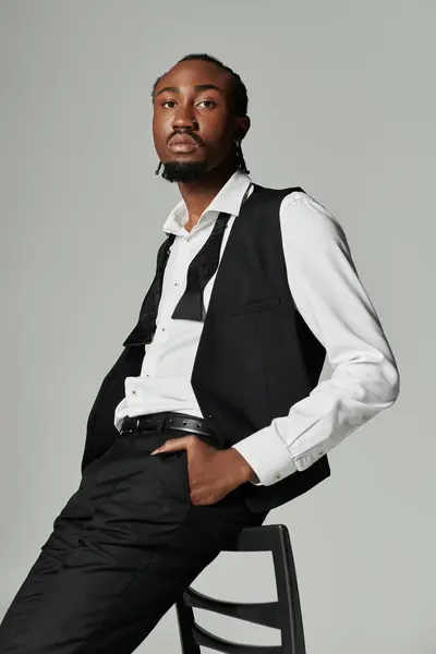 A young African American man stands elegantly in a tailored suit, exuding confidence and style. — Stock Photo