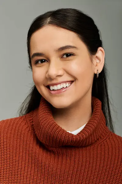 A young woman expresses her emotions through a radiant smile, showcasing her stylish outfit. — Stock Photo